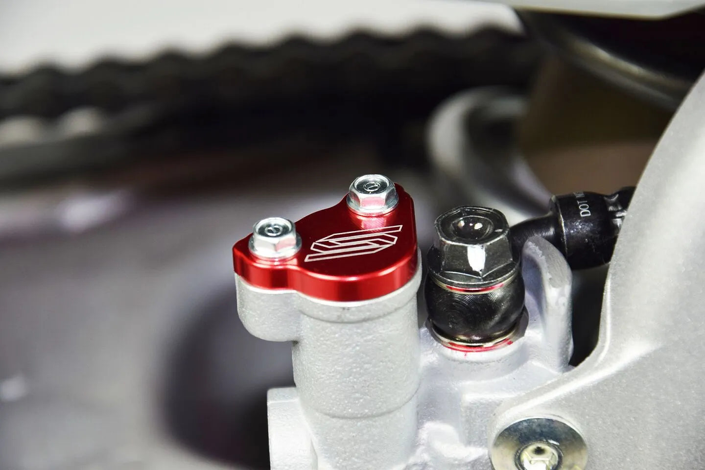 Osłona zbiornika płynu hamulcowego Scar Czerwone Aluminium