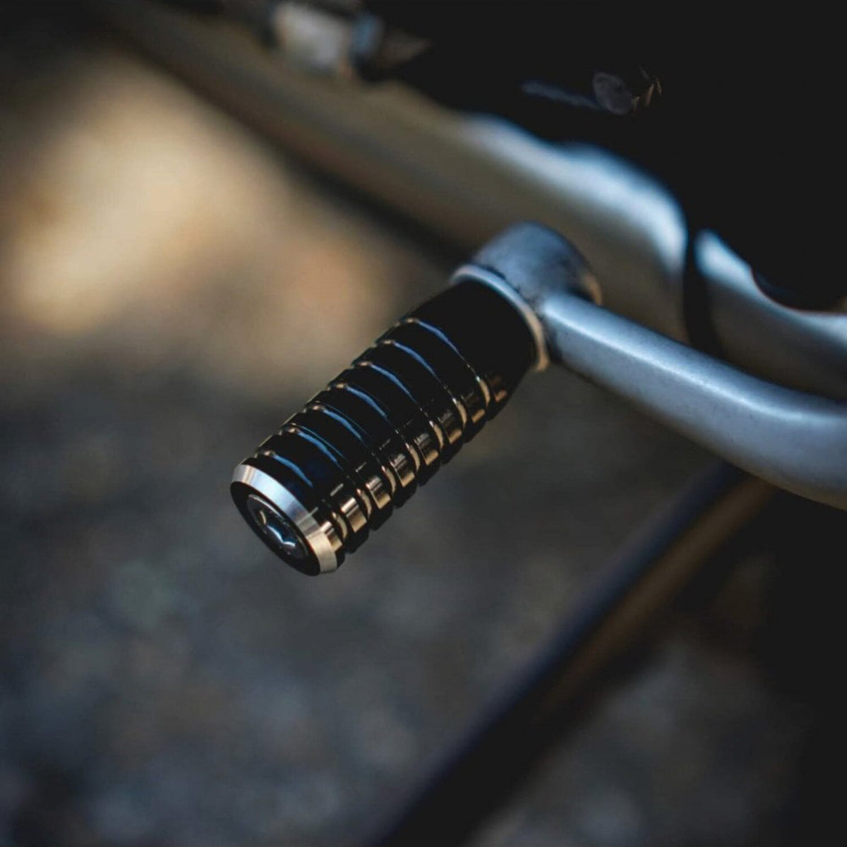 Motone shifter end peg ribbed - Black Anodized