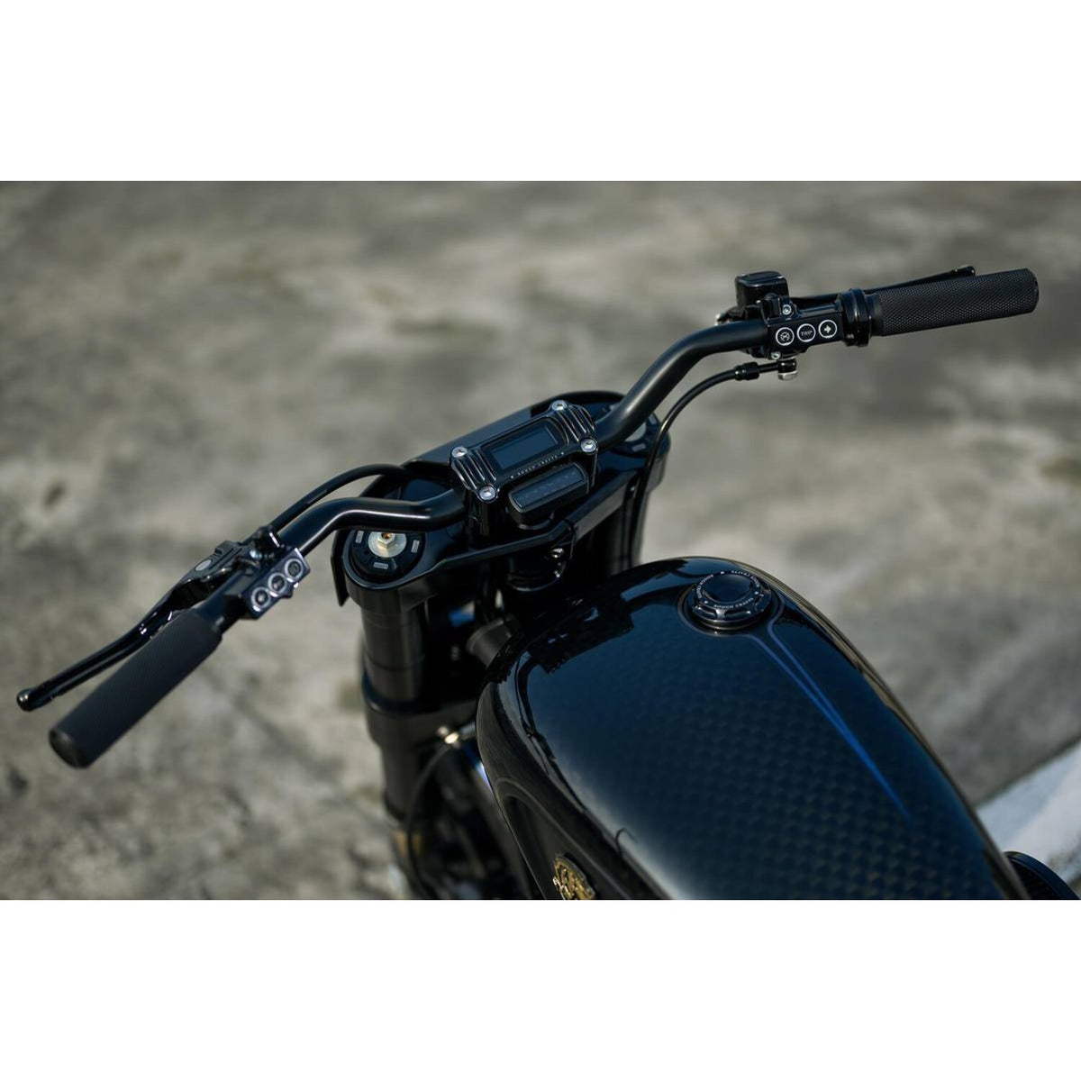 Rough Crafts M8 Softail 1.3" finned risers - Black