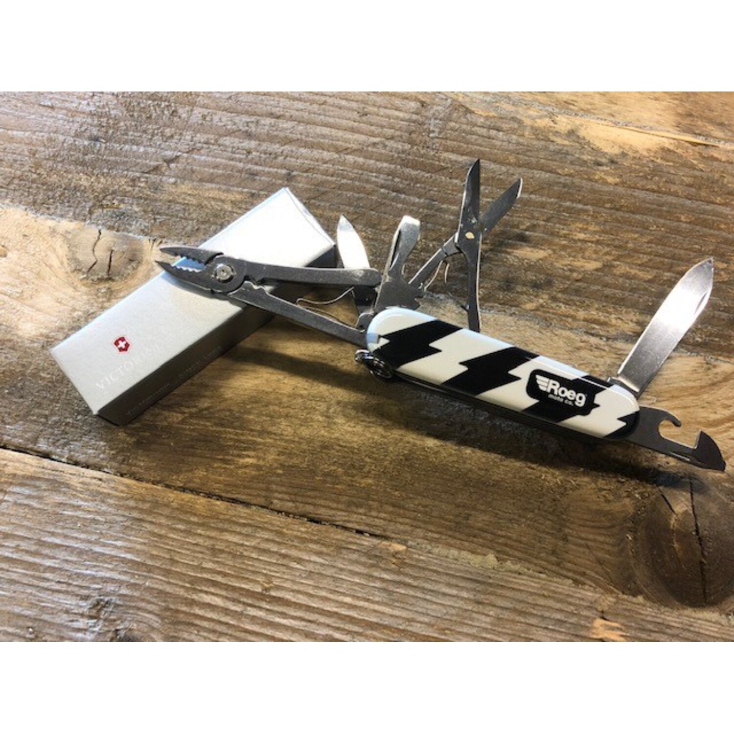 Roeg x Victorinox road knife