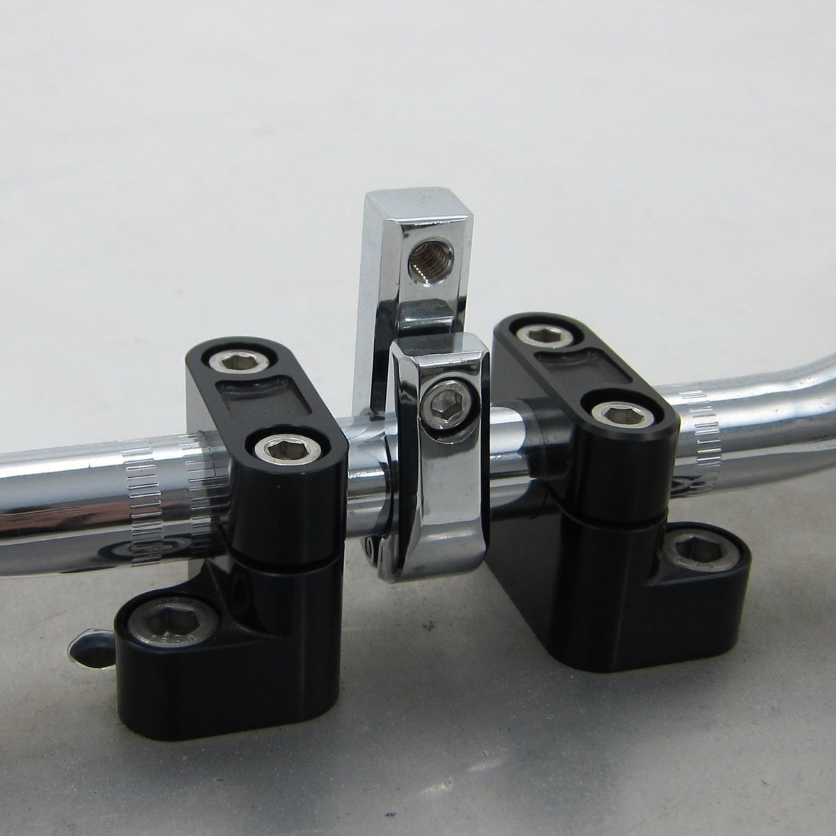 Daytona universal bracket - Front-mount - 7/8" ID - M8 thread