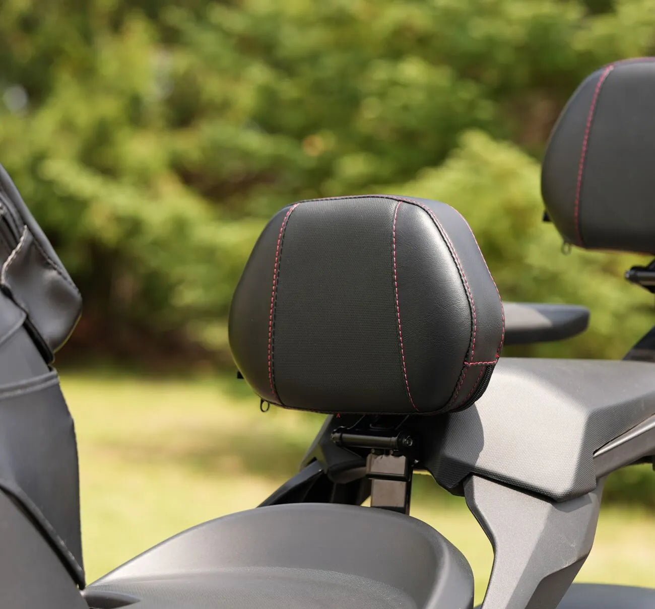 Show Chrome Grande Backrest For Can-am - For CAN AM (BRP)